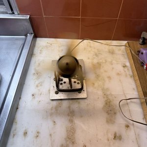 Lote siguiente: Ventilador Antiguo de Sobremesa Retro - Cuerpo Crema y Base Metálica