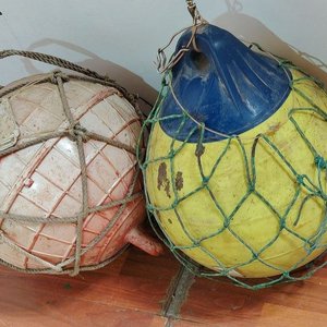 Juego de 2 Boyas de Pesca/Navegación Rojas y Amarillas con Redes - imagen 2