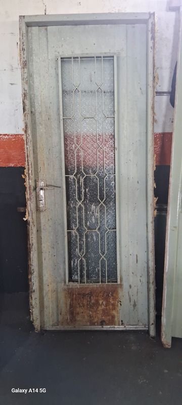 Puerta de Chapa con Marco y Vidrio