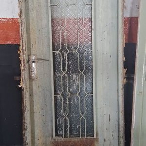 Lote siguiente: Puerta de Chapa con Marco y Vidrio