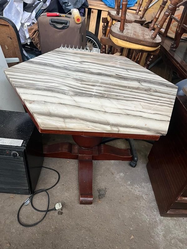 Juego de Comedor Clásico: Mesa Marmol Veteado y 6 Sillas Madera Torneada