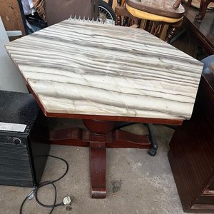 Lote siguiente: Juego de Comedor Clásico: Mesa Marmol Veteado y 6 Sillas Madera Torneada