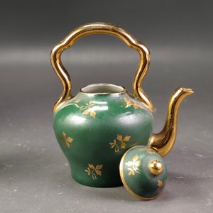 Lote de 5 Piezas de Porcelana Fina: Jarritas Limoges, Florerito Alemán, Calderita y Figura Schmidt - imagen 5