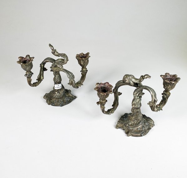 Lote siguiente: Candelabros de metal labrados con luces