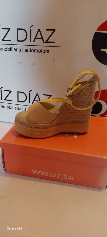 Lote siguiente: Zapatos de tacón alto para mujer