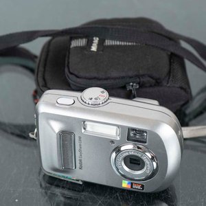 Cámara Digital Kodak EasyShare C310 Plata con Correa y Funda - imagen 2
