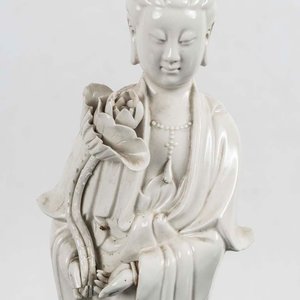 Figura de Porcelana Blanc de Chine: Cortesana con Flor (11x42 cm) - imagen 2