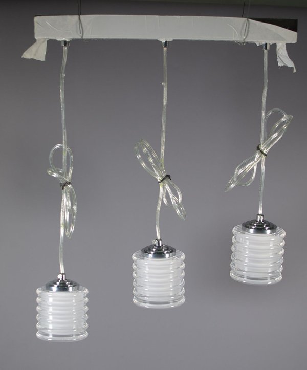 Lámpara Colgante de Tres Luces con Base Metálica y Tulipanes Acrílicos