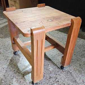 Mesita Auxiliar Firme de Madera Maciza con Rueditas - imagen 1