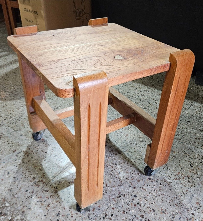 Mesita Auxiliar Firme de Madera Maciza con Rueditas