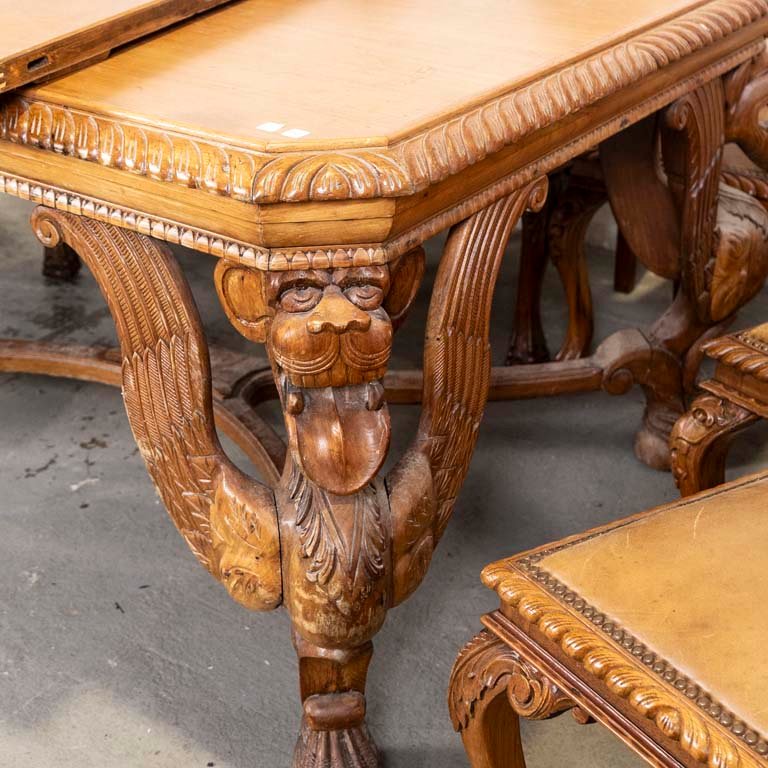 Mesa de comedor renacentista con sillas tapizadas en cuero - imagen 2