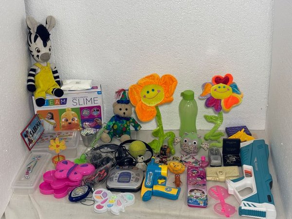 Lote de Juguetes: Peluches, Pistolas, Reproductor CD Panasonic y Más - imagen 1