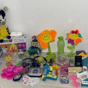 Lote de Juguetes: Peluches, Pistolas, Reproductor CD Panasonic y Más - imagen 1