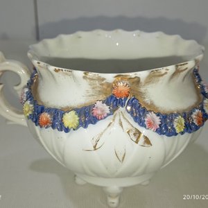 Lote de 4 Piezas Decorativas: Elefante Rosa, Tetera Verde, Copa Dorada y Recipiente Blanco - imagen 9