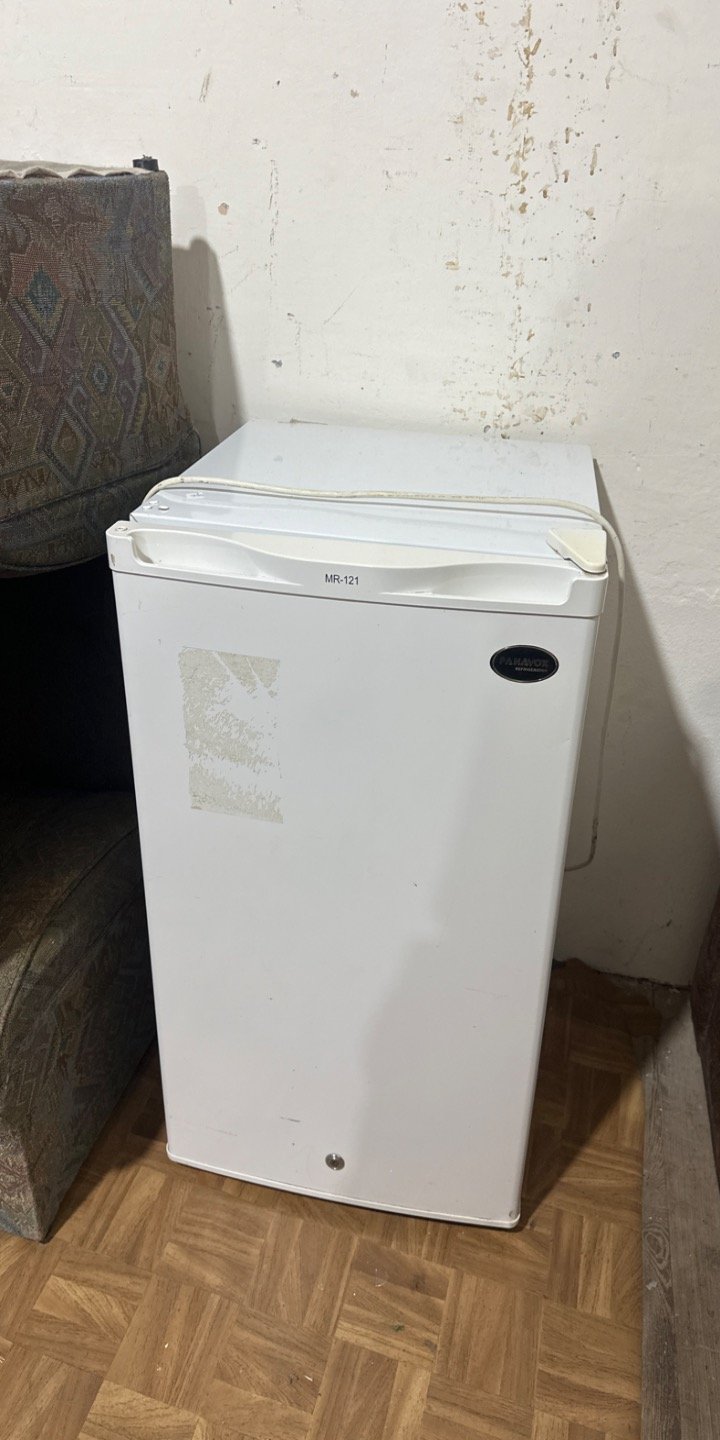 Lote anterior: Frigobar con logo de marca y número de modelo