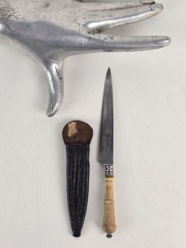 Cuchillo Criollo Pequeño con Vaina y Mango Tallado