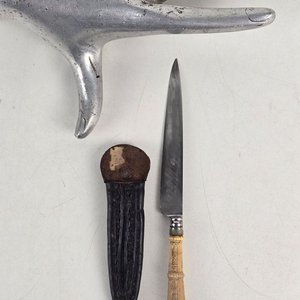 Lote siguiente: Cuchillo Criollo Pequeño con Vaina y Mango Tallado