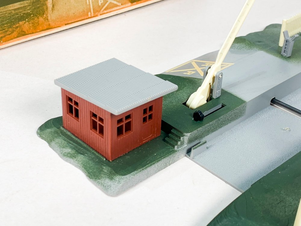 Maqueta de tren a escala con pista y barreras - imagen 3