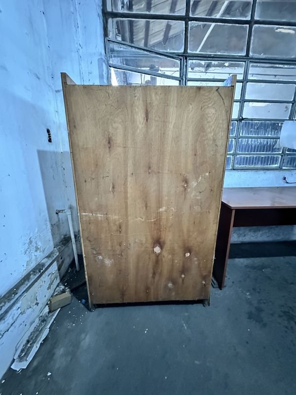 Lote siguiente: Estantería de madera con múltiples estantes