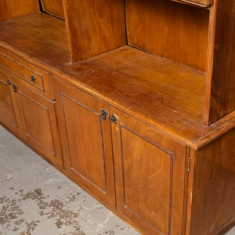 Mueble de madera con puertas de vidrio y estantes - imagen 2