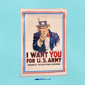 Lote anterior: Vintage. Poster-afiche de recltamiento militar Con el diseño del Tío Sam (Uncle Sam) . Es la personificación nacional de los Estados Unidos y de su gobierno federal.Posters Inc. Massachussets  86.5 cm x 58 cm.