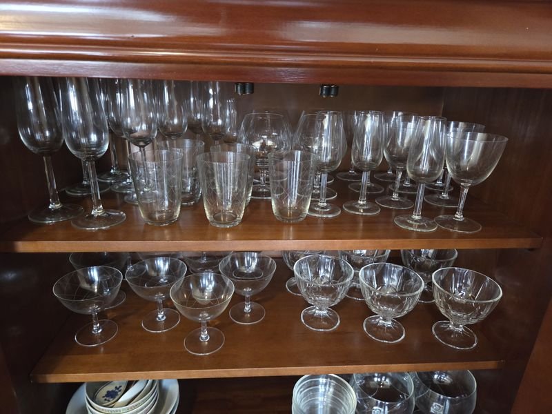 Gran lote de copas, vasos y vajilla en buen estado - imagen 3