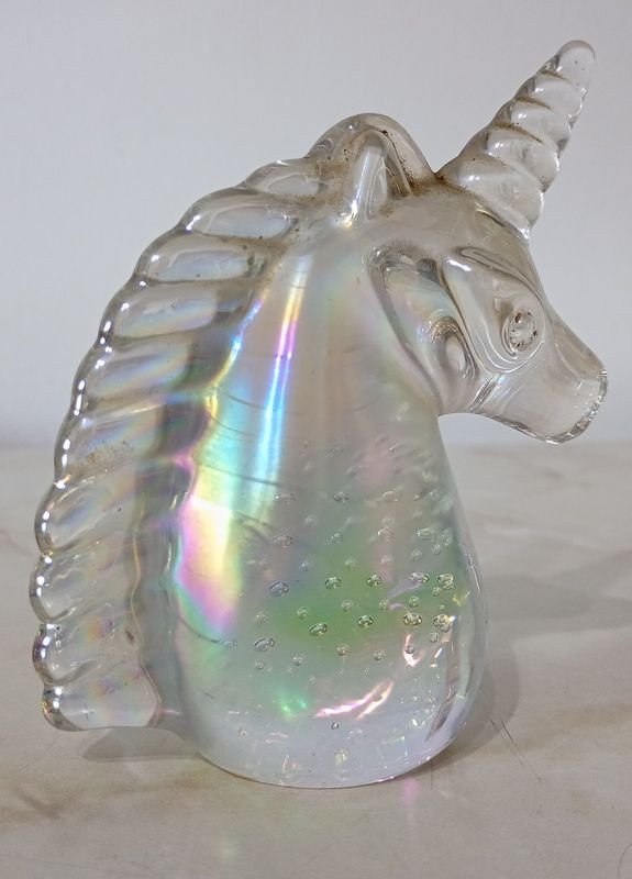 Pisapapeles de vidrio con forma de unicornio - imagen 3