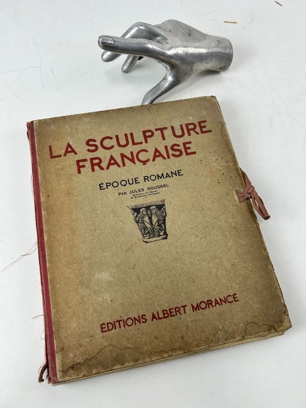 Lote siguiente: Libro de arte medieval francés con escultura metálica