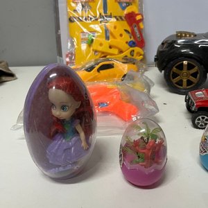 Lote de Juguetes Varios: Camionetas, Muñecas y Accesorios - imagen 3