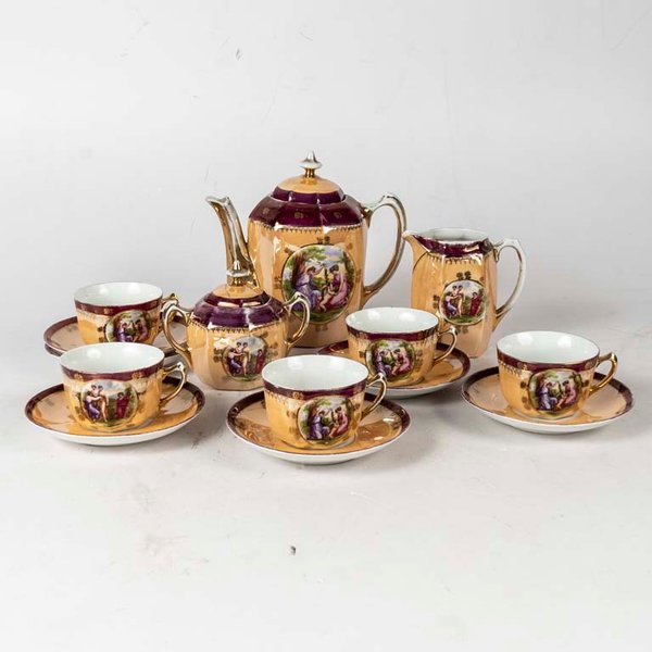 14 Piezas de té de porcelana, con escena. Tapa de la azucarera con avería. Meidas: 8.5x 5 cm - imagen 1