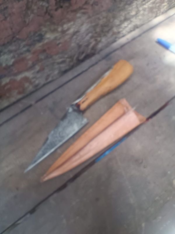 Cuchillo Antiguo de Hoja de Tijera de Esquilar Inglesa con Funda de Cuero