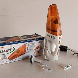 Aspiradora de mano eléctrica Cuori, funcionando - imagen 4