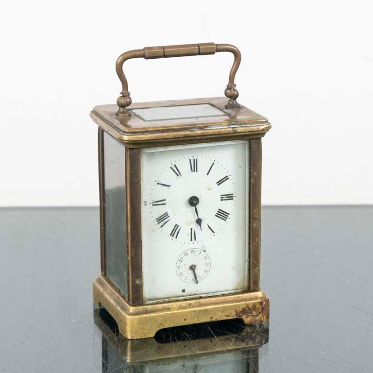 Lote siguiente: Reloj de viaje en caja de bronce con vidrios biselados