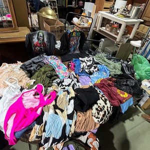 Lote de Ropa Variada y Muebles de Segunda Mano - imagen 2