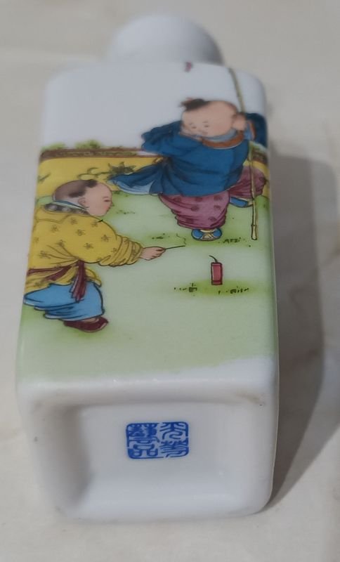 Jarrón de porcelana oriental con decoración de niños jugando con pirotécnica - imagen 5