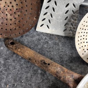 Lote de 5 Utensilios de Cocina Antiguos: Espumaderas y Colador de Aluminio Sellado Egan - imagen 3