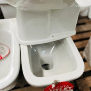 Lote de 5 Piezas Sanitarias: Bidet, Cisterna y Varios Inodoros - imagen 4