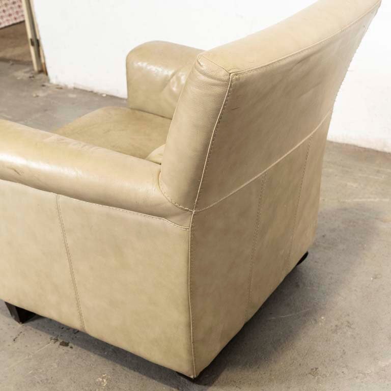 Sillón de cuero con averías y detalles en las patas - imagen 3