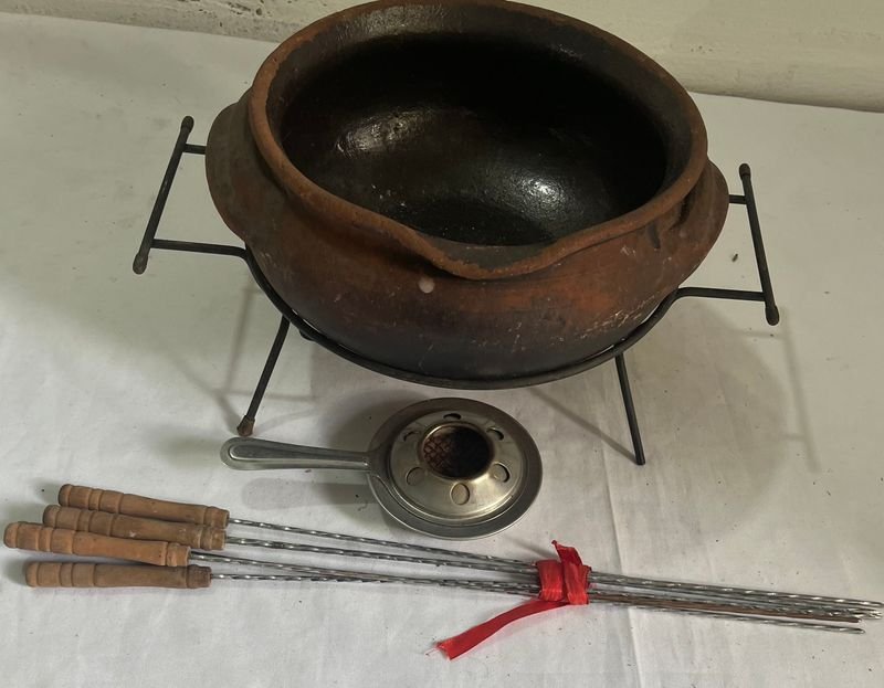 Olla Fondue Cerámica con Manija y Puntas de Metal - imagen 5