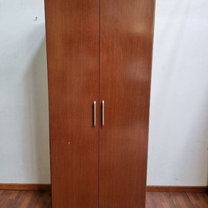 Lote siguiente: Ropero Castaño con Puertas y Estantes Interiores