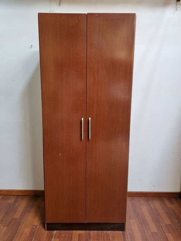 Ropero Castaño con Puertas y Estantes Interiores