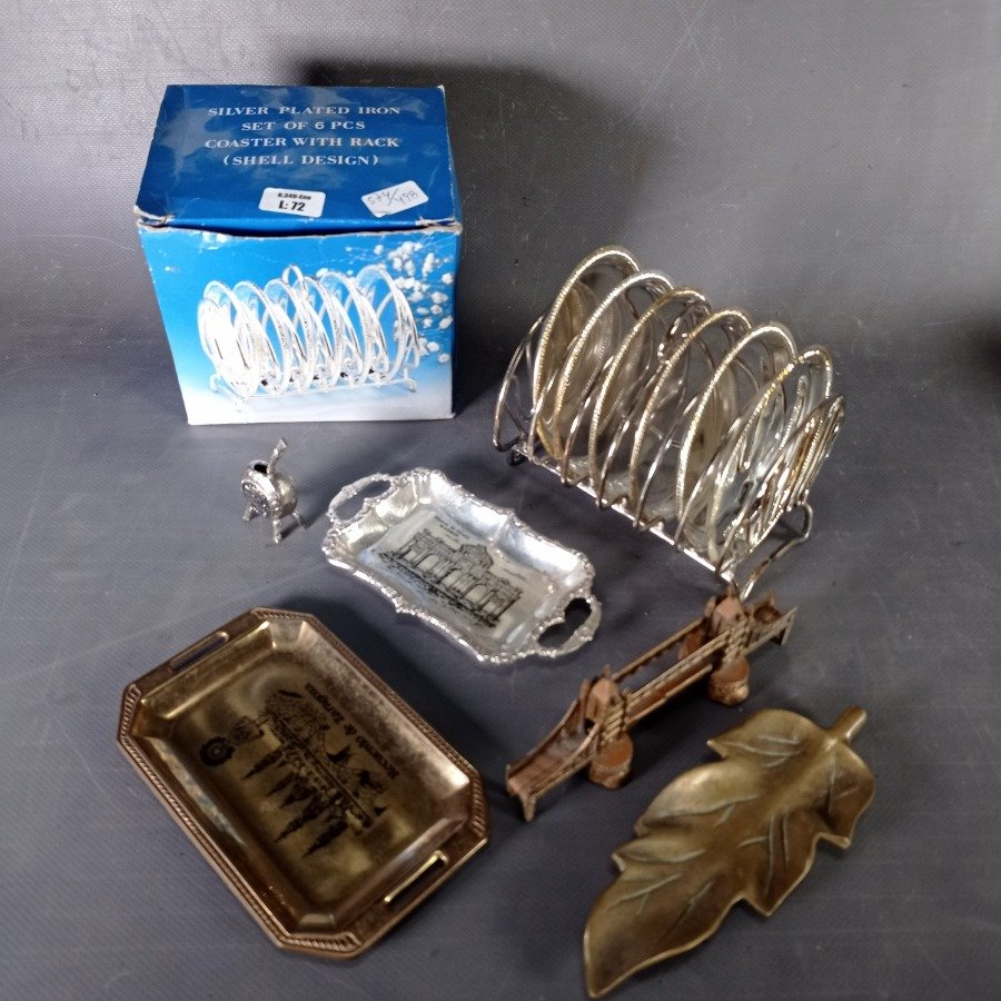 Lote anterior: Conjunto de platos de metal con soporte y decoraciones