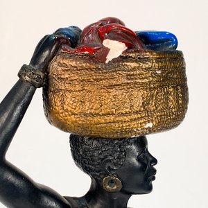 Escultura Dama Africana con Canasto en Yeso - 50 cm - imagen 4