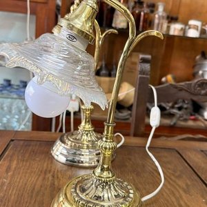 Par de Lámparas de Mesa Antiguas de Bronce con Tulipanes de Vidrio - imagen 3