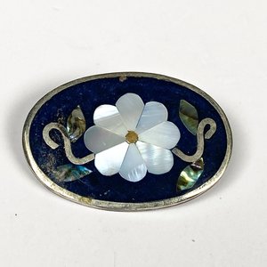 Lote de Cuatro Piezas: Par de Aretes, Medalla, Prendedor de Nácar y Cruz - imagen 6