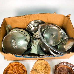 Lote de Canastos de Mimbre y Utensilios de Cocina Metálicos - imagen 3