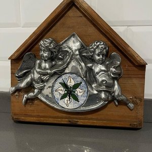 Adorno de Madera y Peltre con Reloj y Angelitos - imagen 4