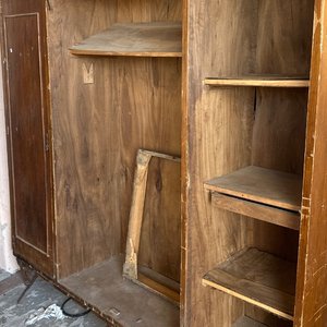 Lote anterior: Ropero Antiguo de Madera con Puertas