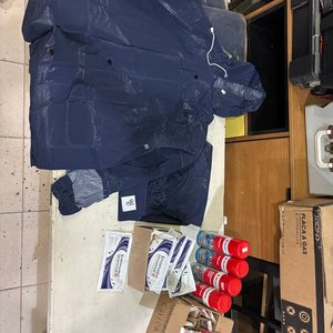 Lote siguiente: Equipo de Lluvia Azul y Varios Artículos de Mantenimiento