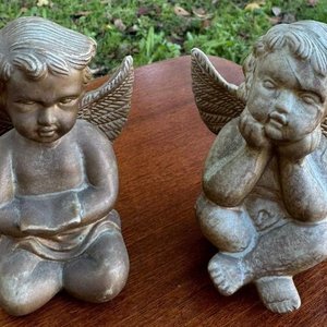 dos querubines en ceramica con un acabado dorado envejesido - imagen 2